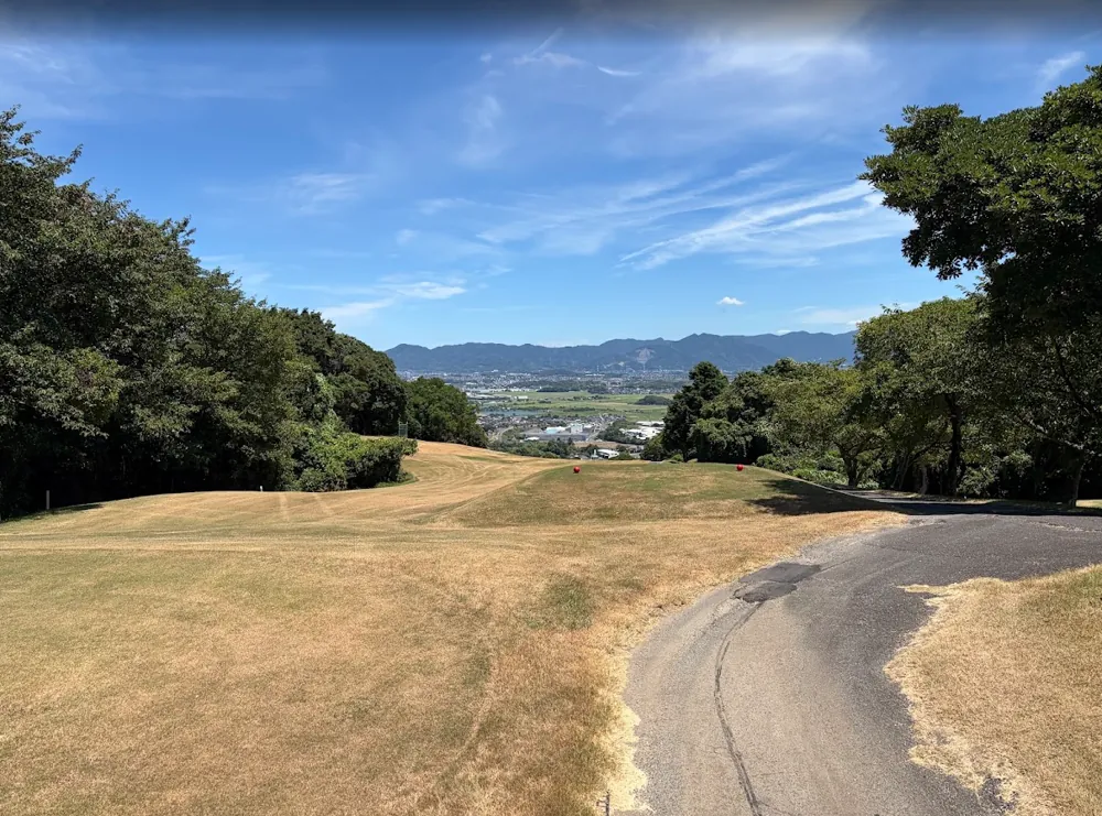 チサン遠賀の打ち下ろしフェアウェイと遠賀川流域・山並みのビュー（編集部プレー時の実写真）