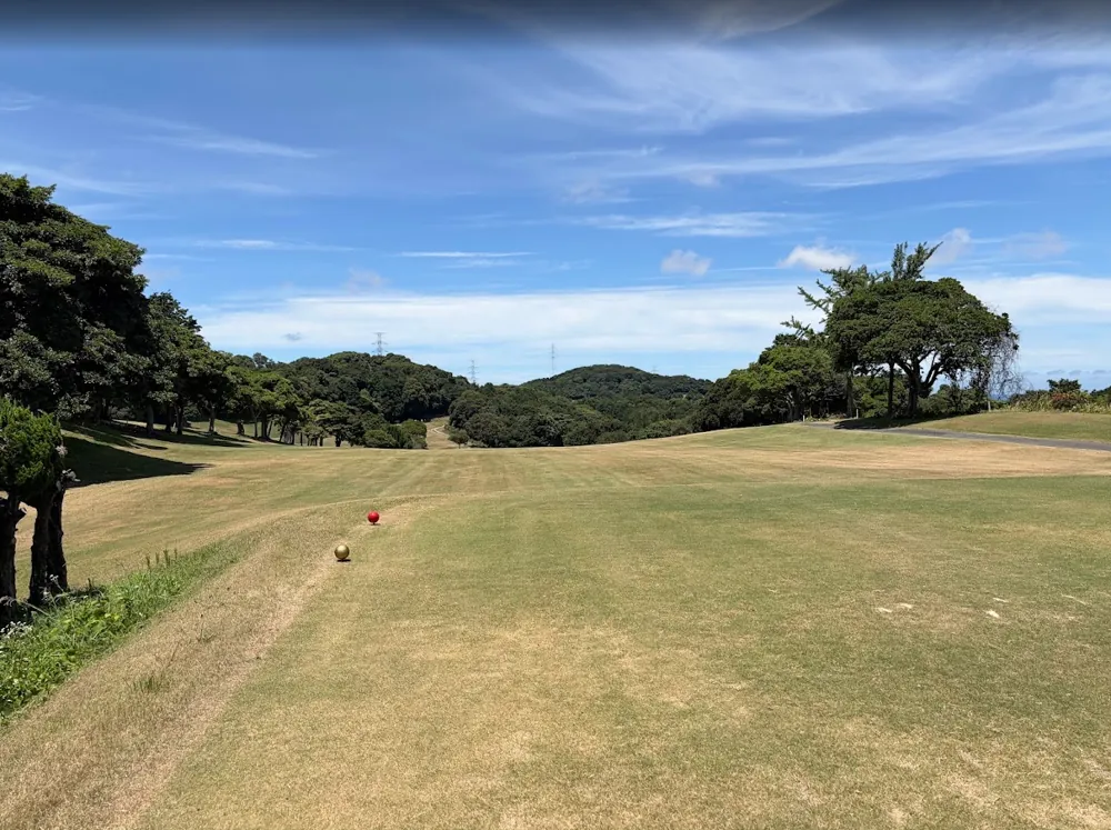 チサン遠賀の打ち下ろしホール・赤と金のティマーカー（編集部プレー時の実写真）