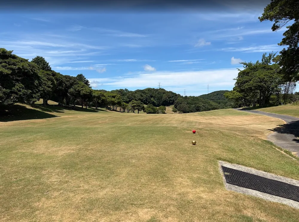 チサン遠賀の谷越え気味の打ち下ろしフェアウェイと山並み（編集部プレー時の実写真）